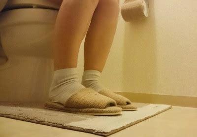 トイレ オナニー エロ 動画|和式トイレがいい！便器内カメラに無防備に見せる女子のオシッコ.